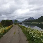 Romslig Midt I Lofoten * 莱克内斯